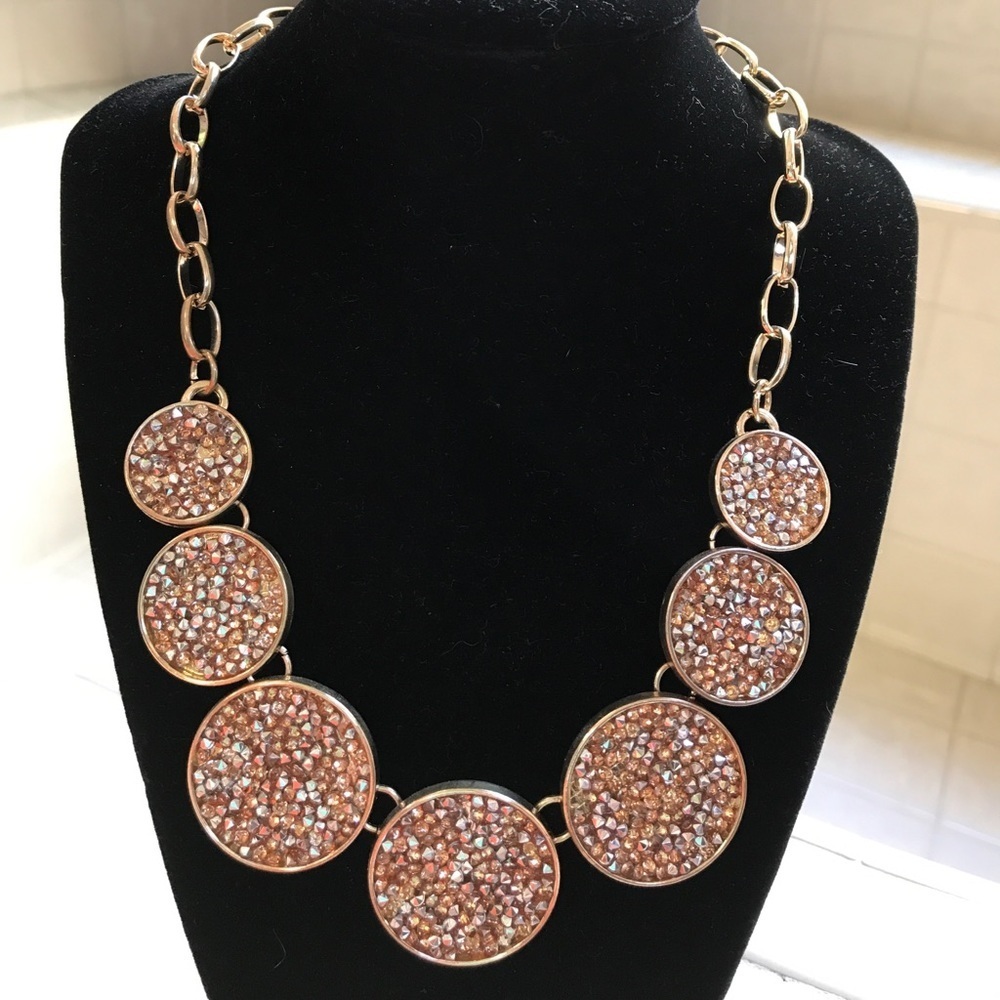 Stunning necklace with gold-tone chain